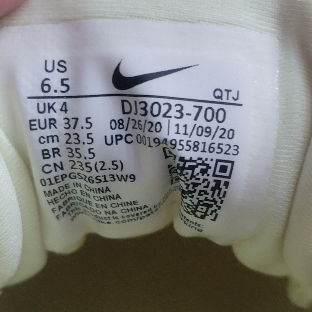 Nike air vapormax, used, no box, like new, 5 men/6.5 women, barely volt - Picture 9 of 10